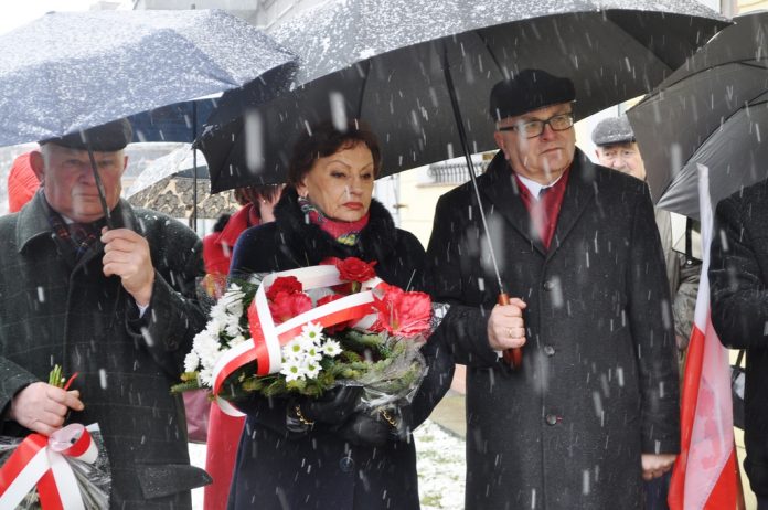 pod bursą1.jpeg Uczcili pamięć Żołnierzy Wyklętych